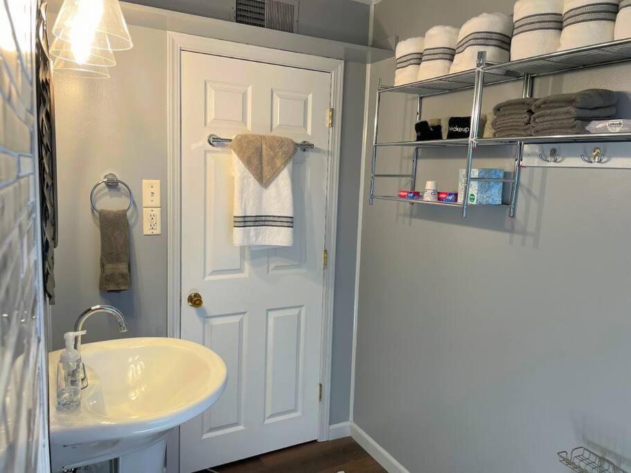 *King Bed/3Bds House Near Naval Base & 6Flags* Lägenhet Waukegan Exteriör bild